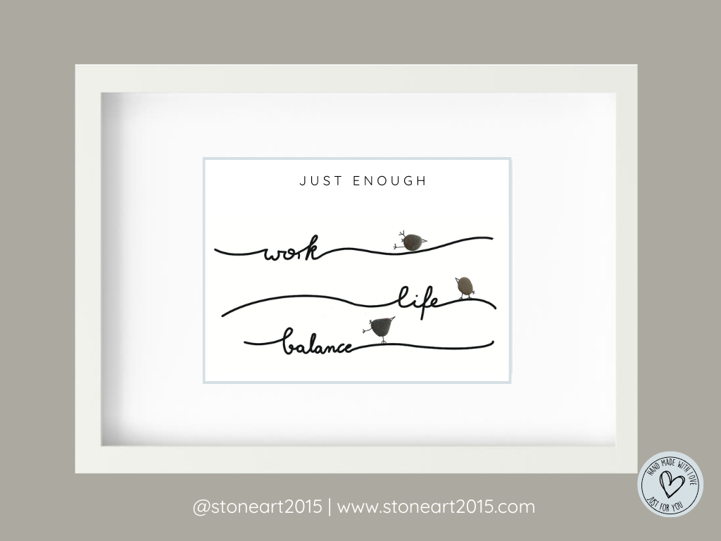 Handgemachtes Steinbild mit dem Spruch Just Enough – humorvolles Work-Life-Balance Geschenk fürs Büro oder Coaching