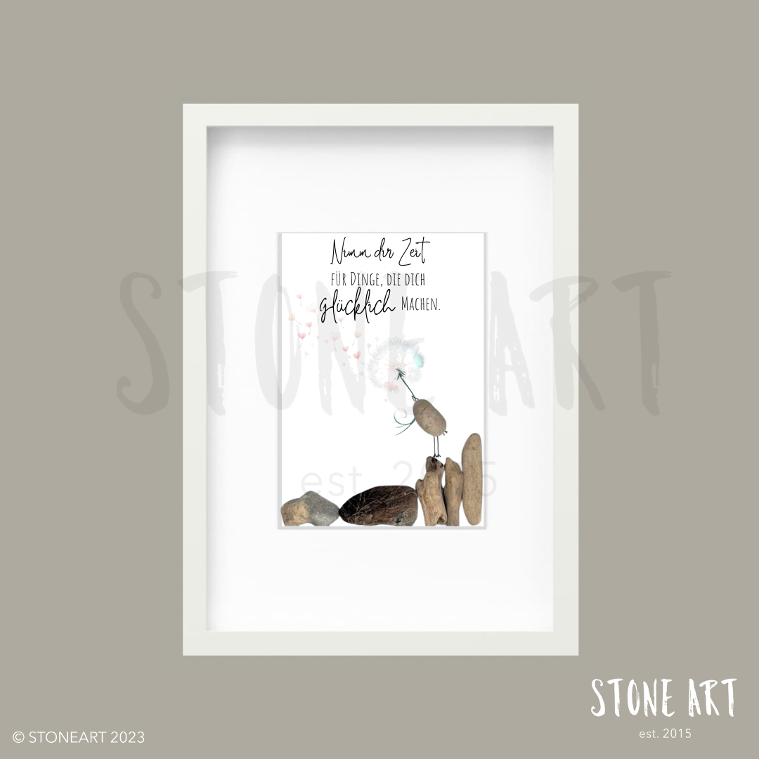 Handgefertigtes Steinbild mit dem Spruch „Nimm dir Zeit für Dinge, die dich glücklich machen“ und roten Herzsymbolen – liebevolles Geschenk zur Selbstfürsorge oder Motivation.