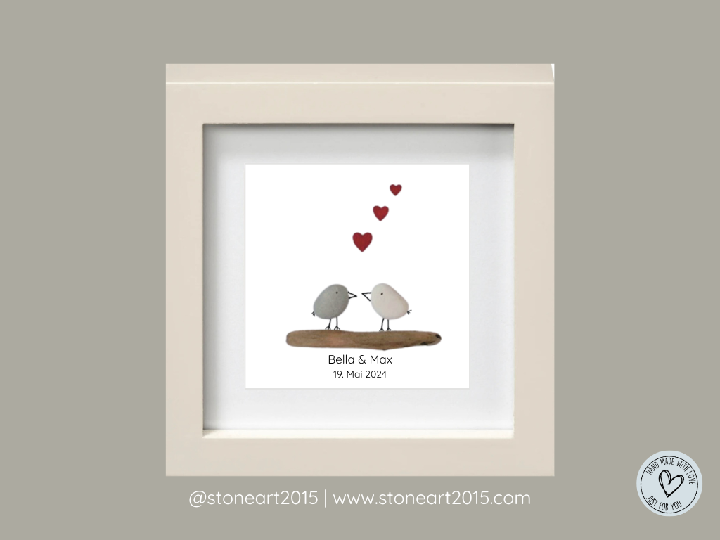 Personalisiertes Hochzeitsbild mit zwei Vögeln aus Steinen, roten Herzen und Namen mit Datum – ideales Geschenk zur Hochzeit oder Verlobung