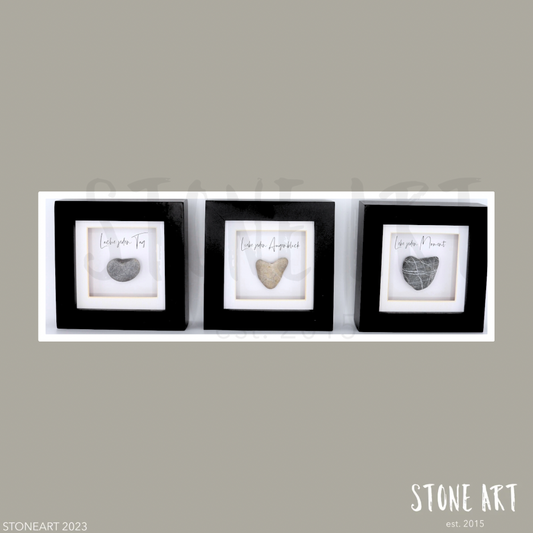 HOCH49-3er Set Steinbilder Lebe Liebe Lache mit kieselstein in Herzform.
Handgemachte Steinbilder mit Spruch Lebe Liebe Lache – Geschenk & Wanddeko mit positiver Botschaft