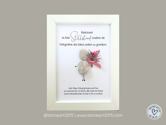 Handgefertigtes Steinbild mit Blumenstrauß und dem Spruch „Ruhestand ist kein Stillstand“ – liebevolles Abschiedsgeschenk zum Rentenbeginn.