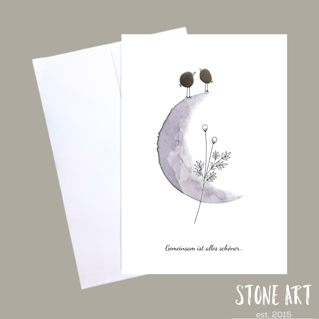 Grußkarte mit zwei aus Kieselsteinen gestalteten Vögelchen auf Ast und Schriftzug ‚Gemeinsam ist alles schöner‘.