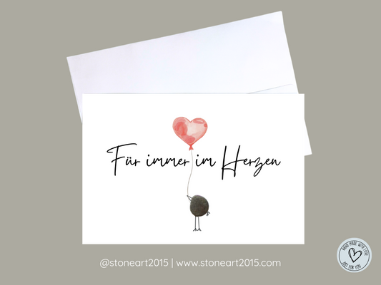 Handgemachte Trauerkarte mit Mini-Steinbild und dem Spruch „Für immer im Herzen“ – stilvolles Erinnerungsstück mit Umschlag.