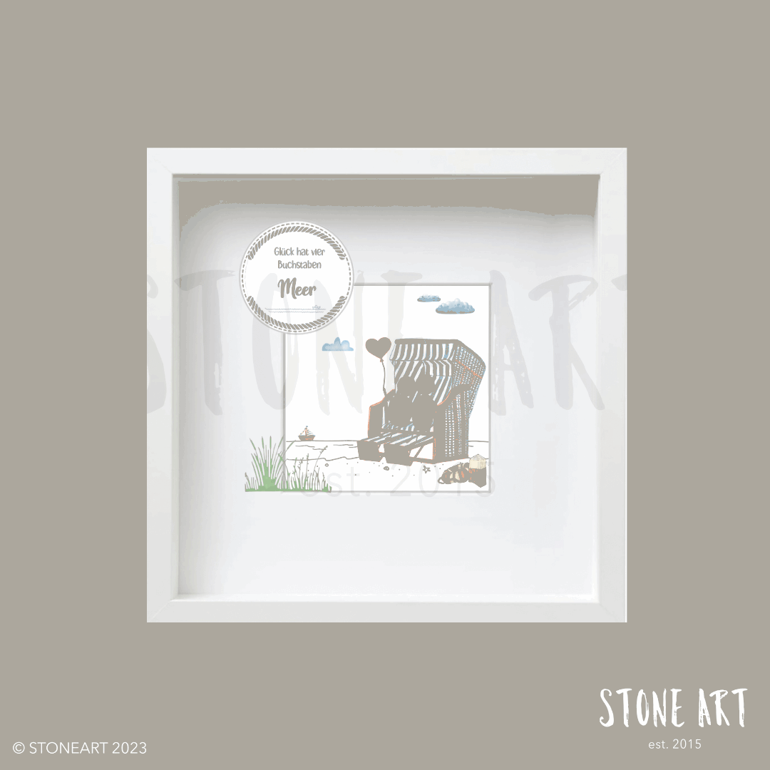 Handgemachtes maritimes Steinbild mit Strandkorb und Meer von Stoneart2015, verziert mit Natursteinen und einem individuellen Spruch. Perfekte Wanddeko für Nordsee- und Ostsee-Liebhaber.