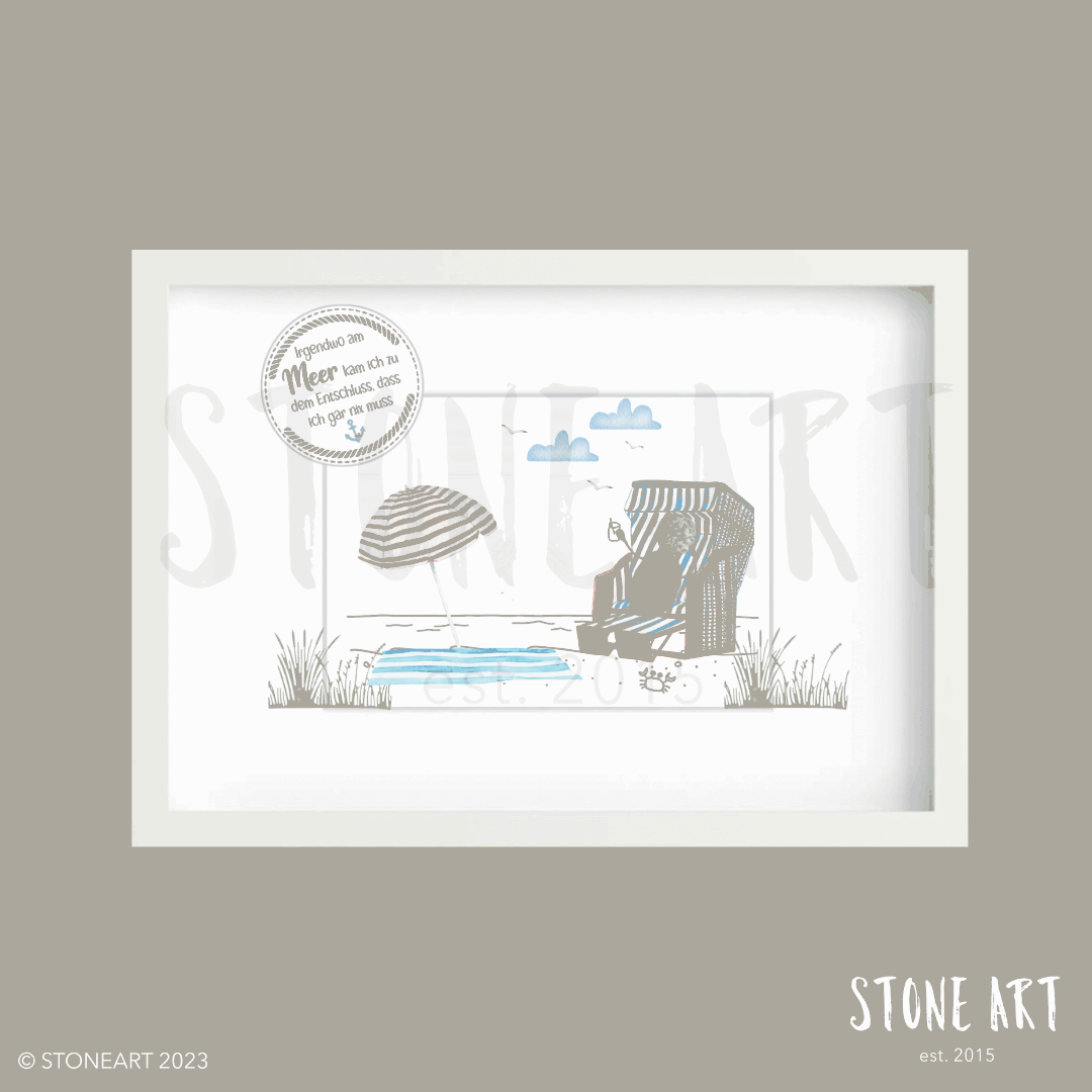 Handgemachtes maritimes Steinbild mit Strandkorb und Meer von Stoneart2015, verziert mit Natursteinen und einem individuellen Spruch. Perfekte Wanddeko für Nordsee- und Ostsee-Liebhaber.