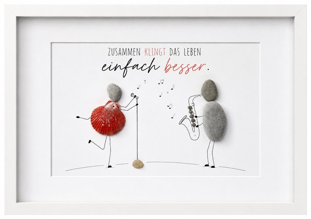 Kieselsteinbild zwei Steinfiguren, eine mit Muschel-Kleid singt am Mikrofon, die andere spielt Saxophon „Zusammen klingt das Leben einfach besser." – Geschenk für Musik-Duos oder Bandmitglieder, handgemachtes Steinbild