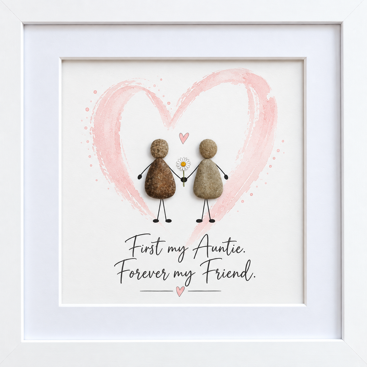Kieselsteinbild zwei Steinfiguren halten sich an den Händen mit Gänseblümchen vor rosa Herz „First my Auntie. Forever my Friend.“ – Geschenk für die Patentante, handgemachtes Steinbild
