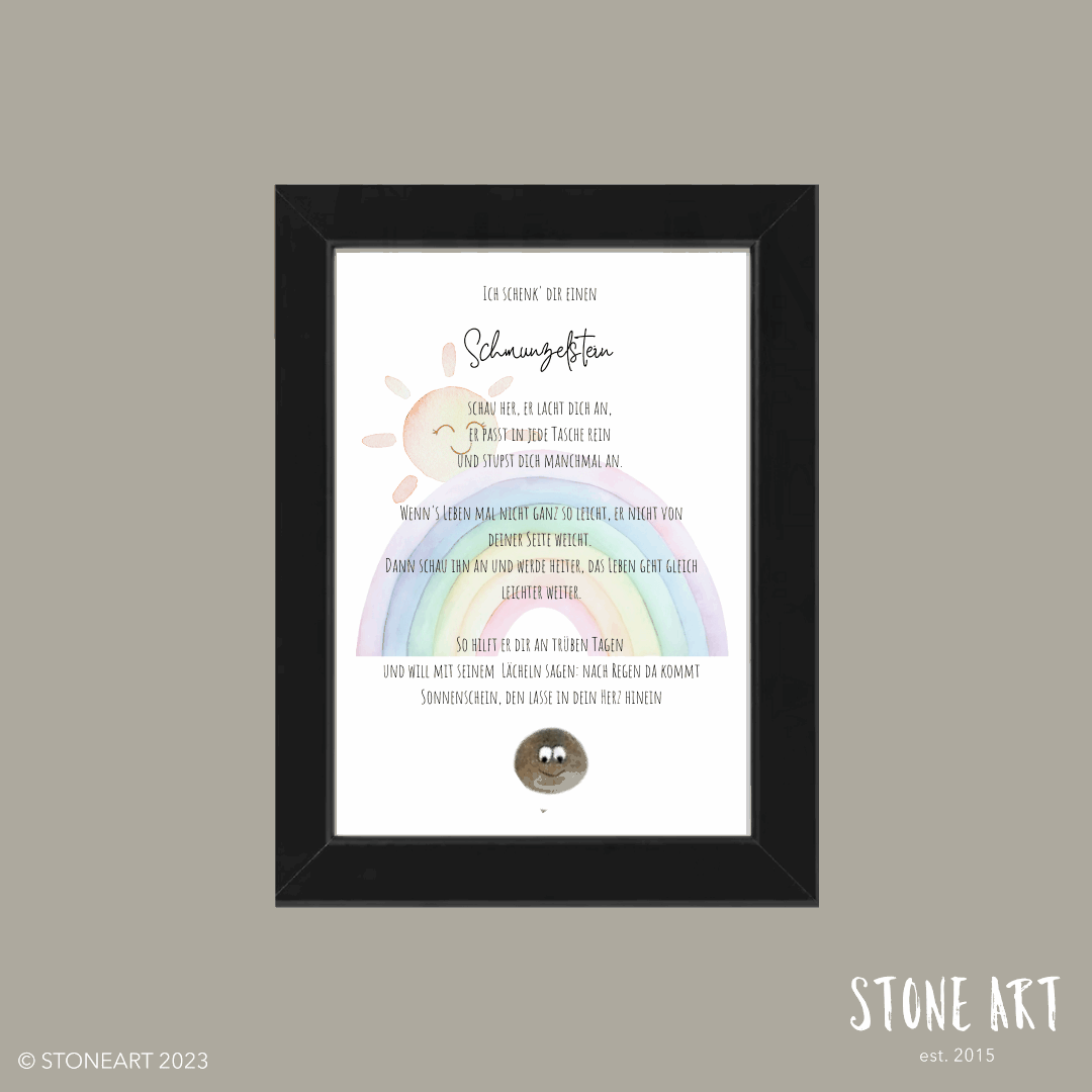 Ein gerahmtes Bild mit einem handbemalten Kieselstein mit einem lachenden Gesicht, oben drüber ein Regenbogen und eine Sonne, kombiniert mit einem aufmunternden Spruch in sanften Farben. Perfekt als Geschenk für trostspendende oder motivierende Momente.