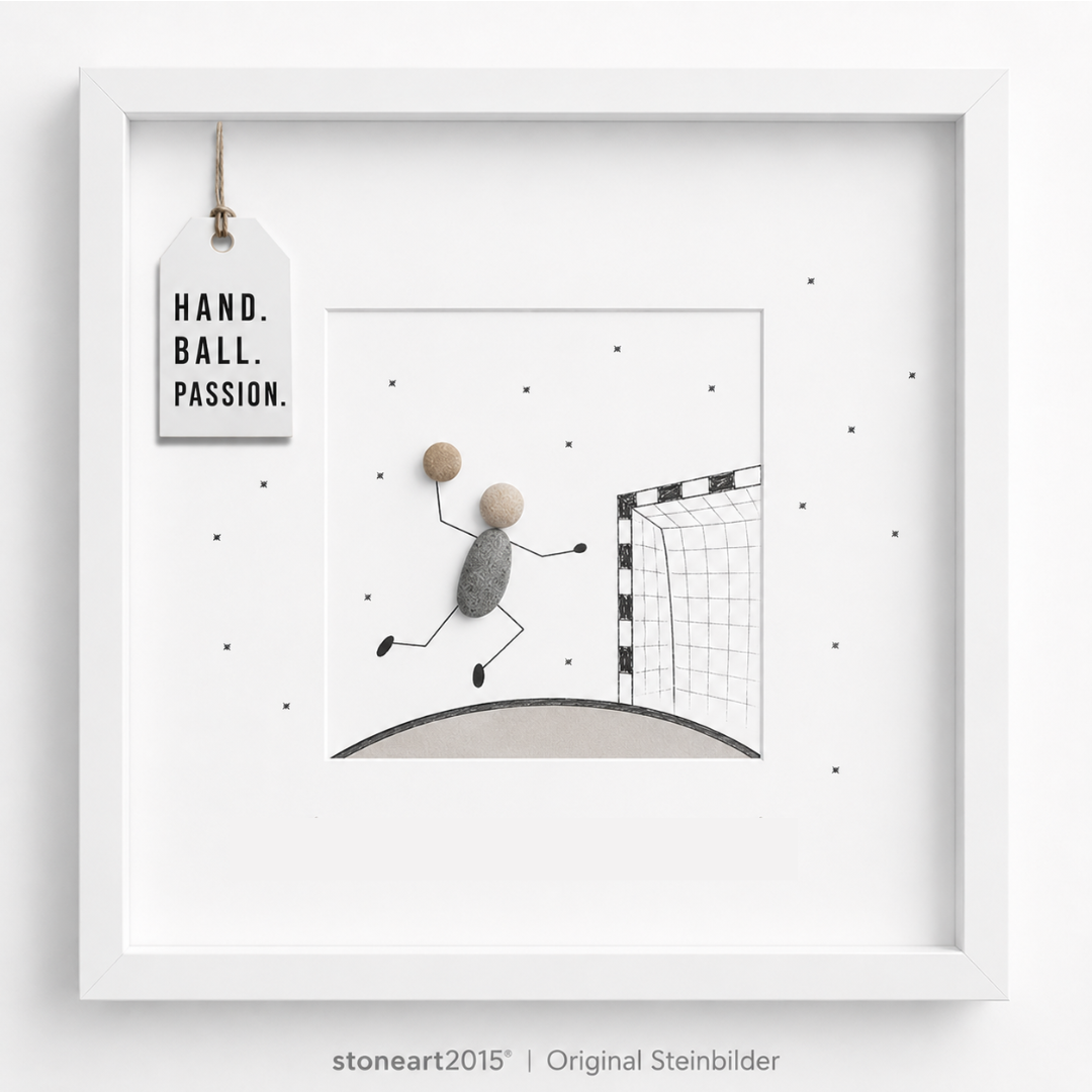 Steinbild mit einem springenden Handballspieler aus Kieselsteinen, der zum Wurf auf ein gezeichnetes Handballtor ansetzt, Schriftzug Hand Ball Passion