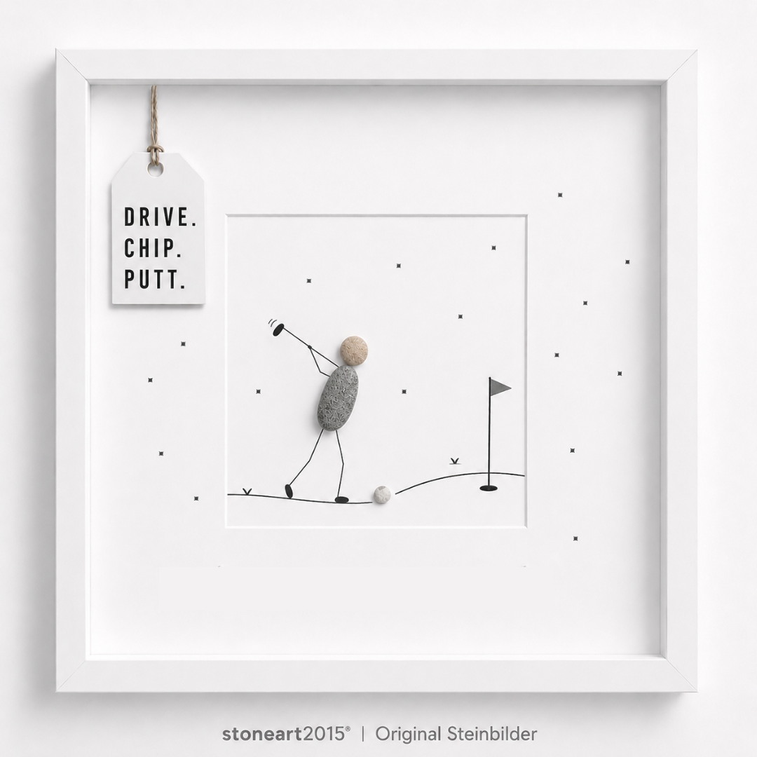 Steinbild mit einem Golfspieler aus Kieselsteinen beim Abschlag mit Golfschläger, Golfball und gezeichneter Fahne am Loch, Schriftzug Drive Chip Putt