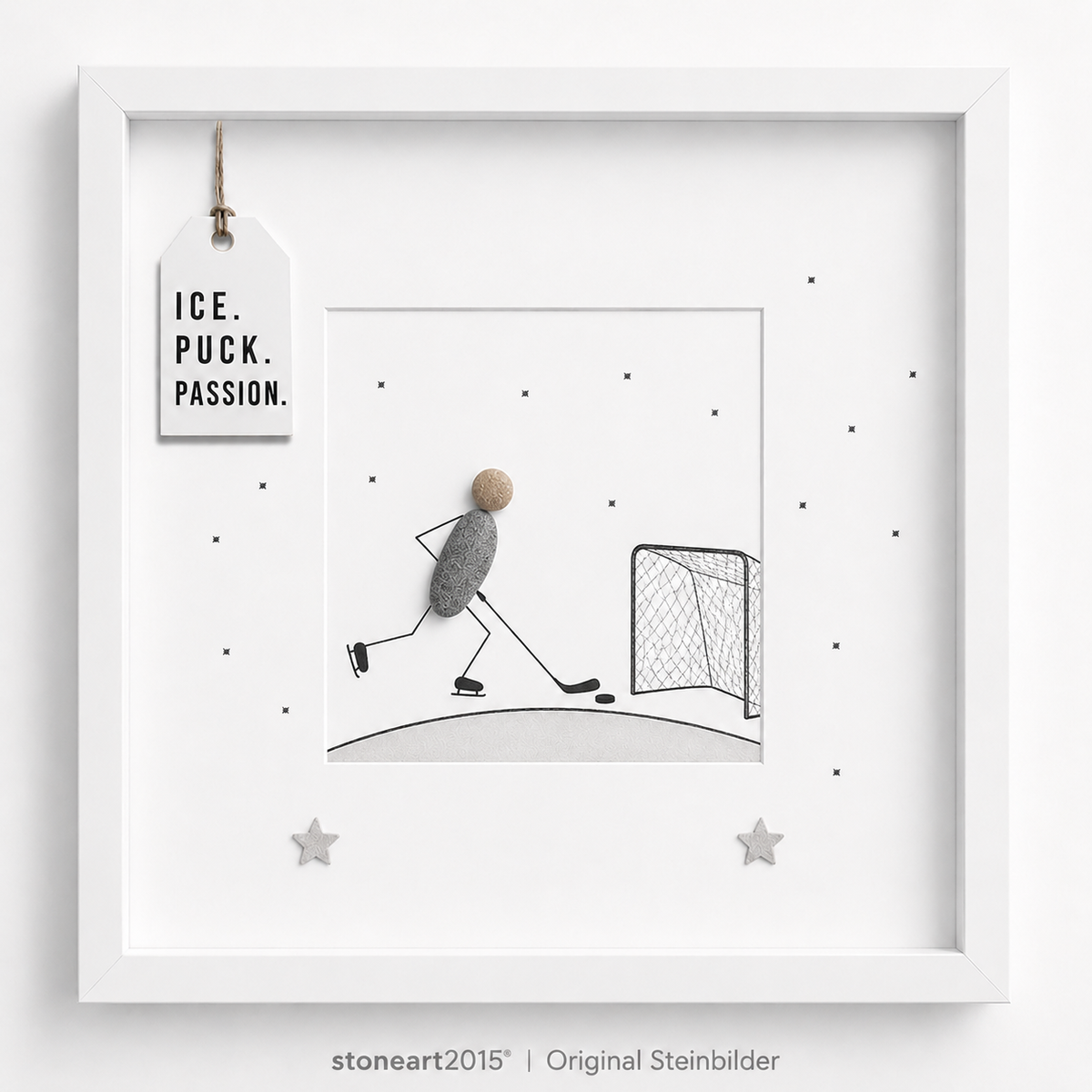Steinbild mit einem Eishockeyspieler aus Kieselsteinen mit Schläger und Puck vor einem gezeichneten Tor, Schriftzug Ice Puck Passion