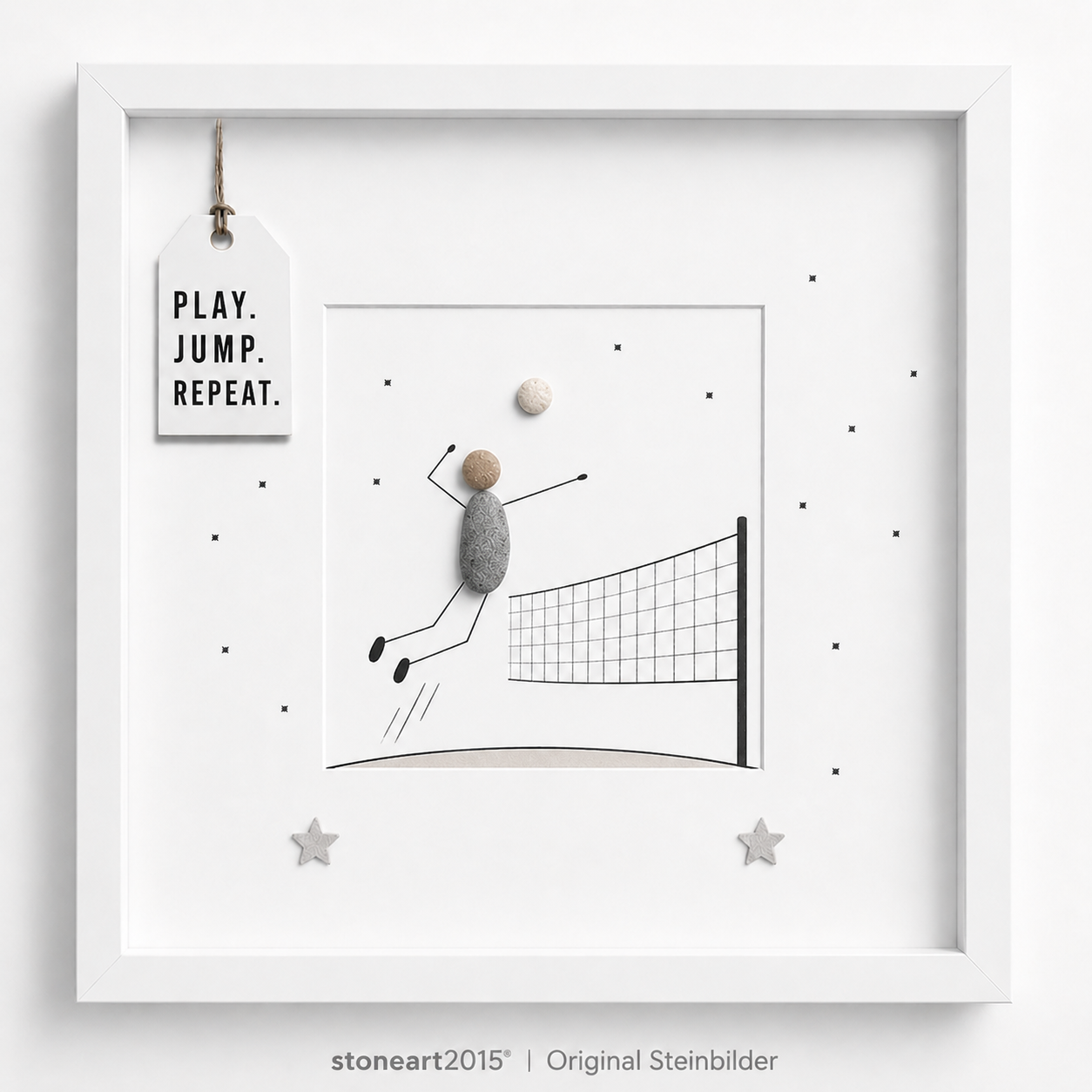 Steinbild mit einem Volleyballspieler aus Kieselsteinen, der über ein gezeichnetes Netz zum Angriff springt, kleine Sterne, Schriftzug Play Jump Repeat