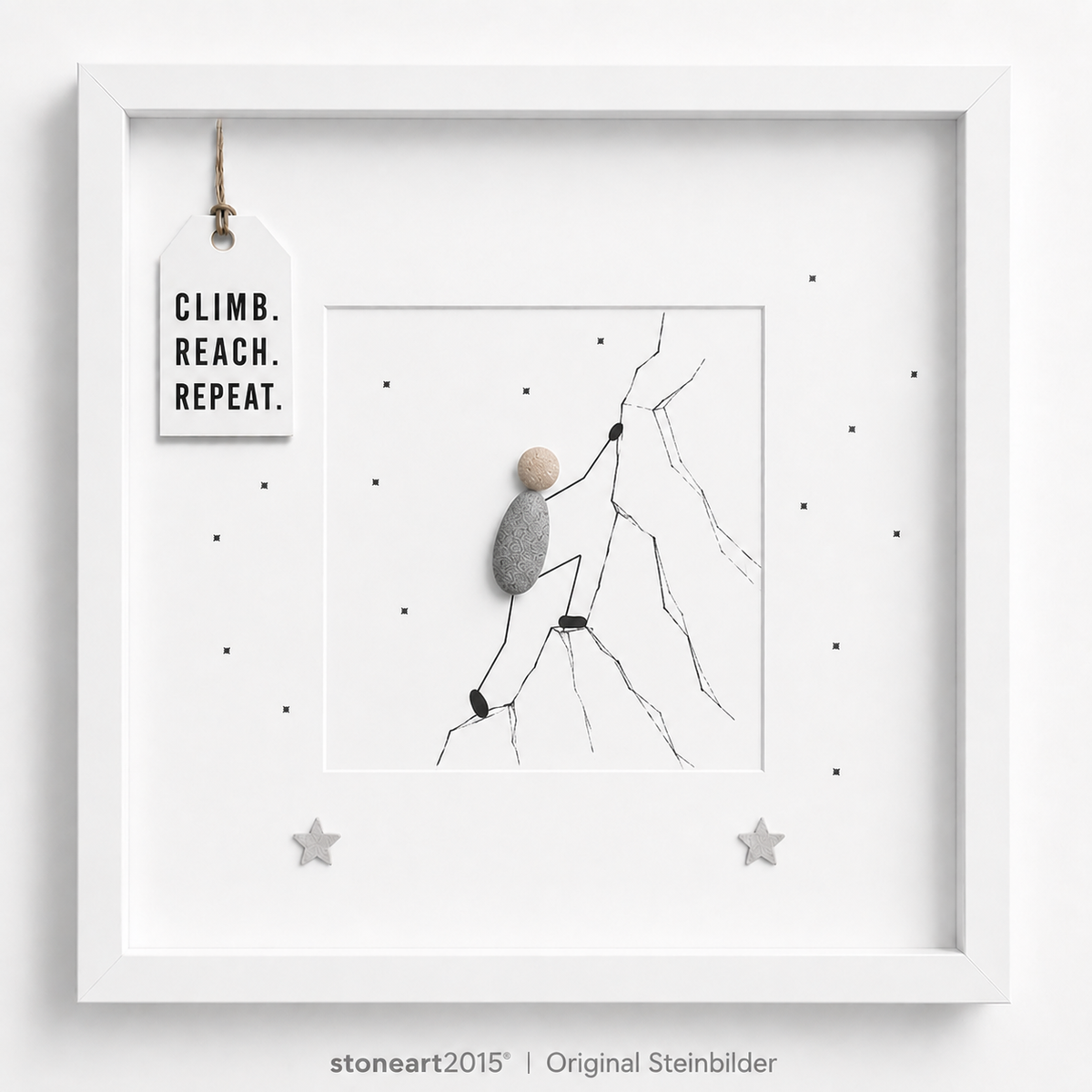 Steinbild mit einem Kletterer aus Kieselsteinen an einer gezeichneten Kletterwand, kleine Sterne, Schriftzug Climb Reach Repeat