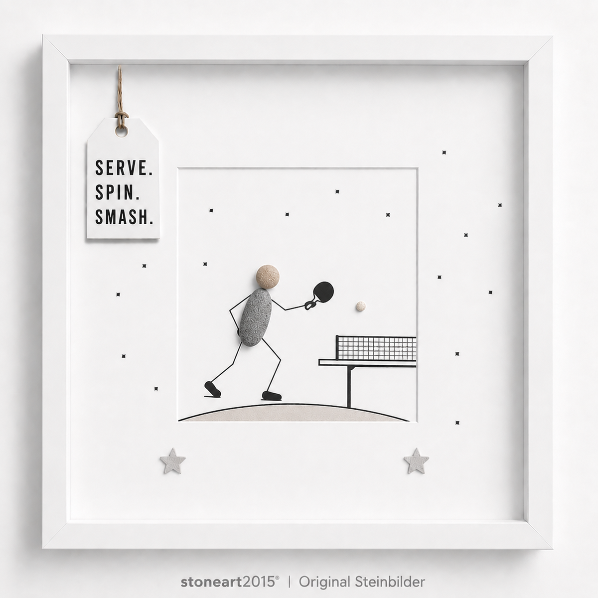 Steinbild mit einem Tischtennisspieler aus Kieselsteinen mit Schläger und Ball an einer gezeichneten Tischtennisplatte, kleine Sterne, Schriftzug Serve Spin Smash
