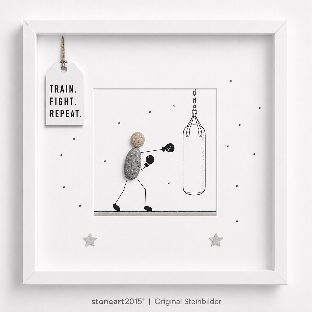 Handgefertigtes Steinbild Boxen aus Kieselsteinen, Boxer am Sandsack, mit Spruch Train Fight Repeat.