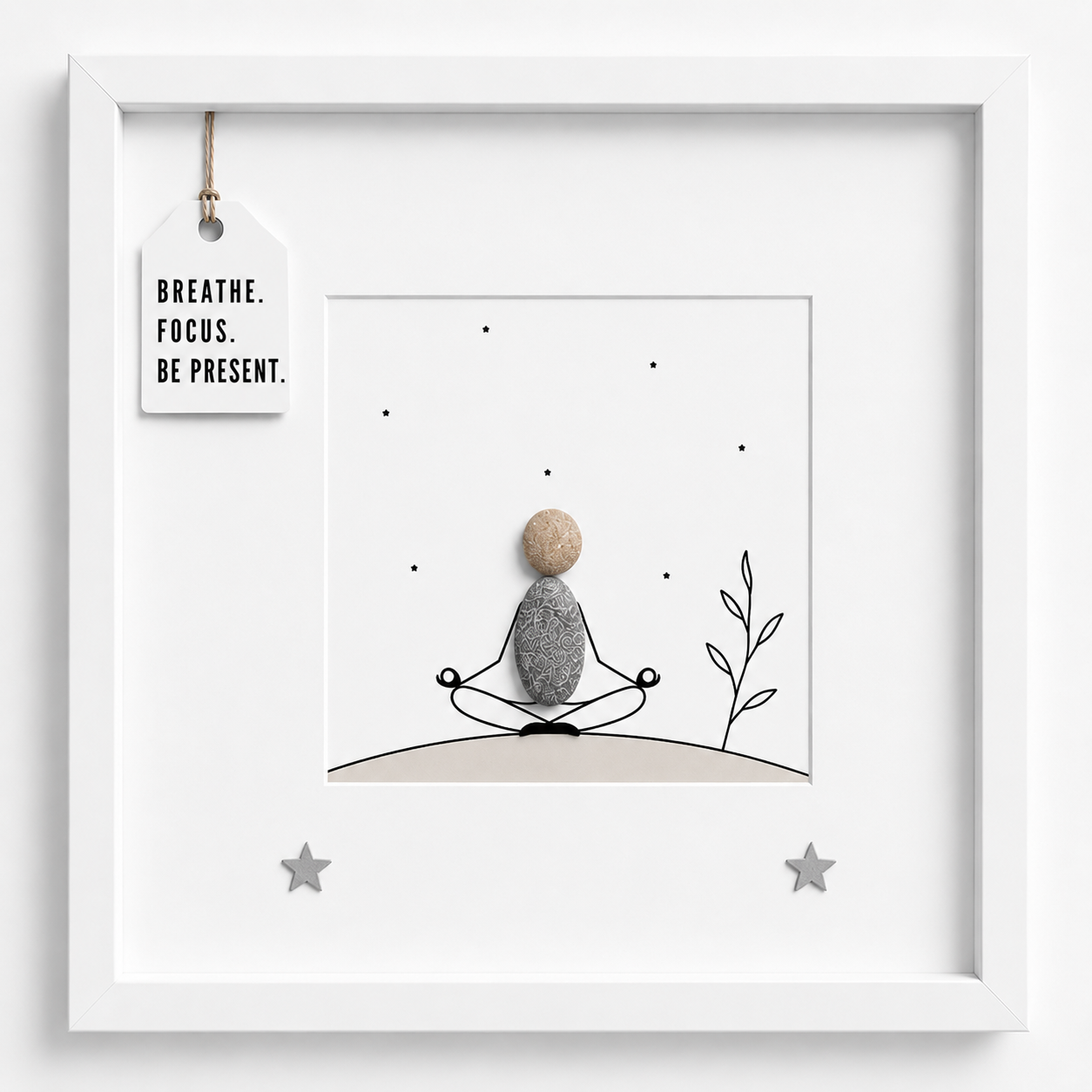 Steinbild Yoga Outdoor mit Kieselsteinen – meditierende Figur im Lotussitz in der Natur, Breathe Focus Be Present