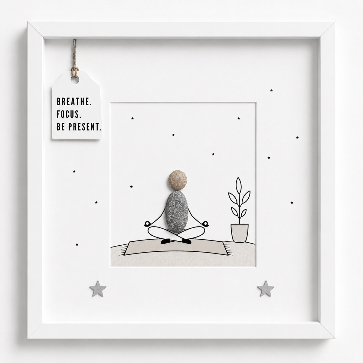 Steinbild Yoga Indoor mit Kieselsteinen – meditierende Figur auf Yogamatte mit Zimmerpflanze, Breathe Focus Be Present