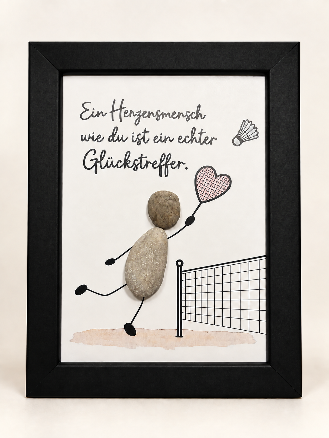 Kieselsteinbild Steinfigur beim Badminton mit Herz-Schläger „Ein Herzensmensch wie du ist ein echter Glückstreffer.“ – Geschenk für Badminton-Fans, handgemachtes Steinbild
