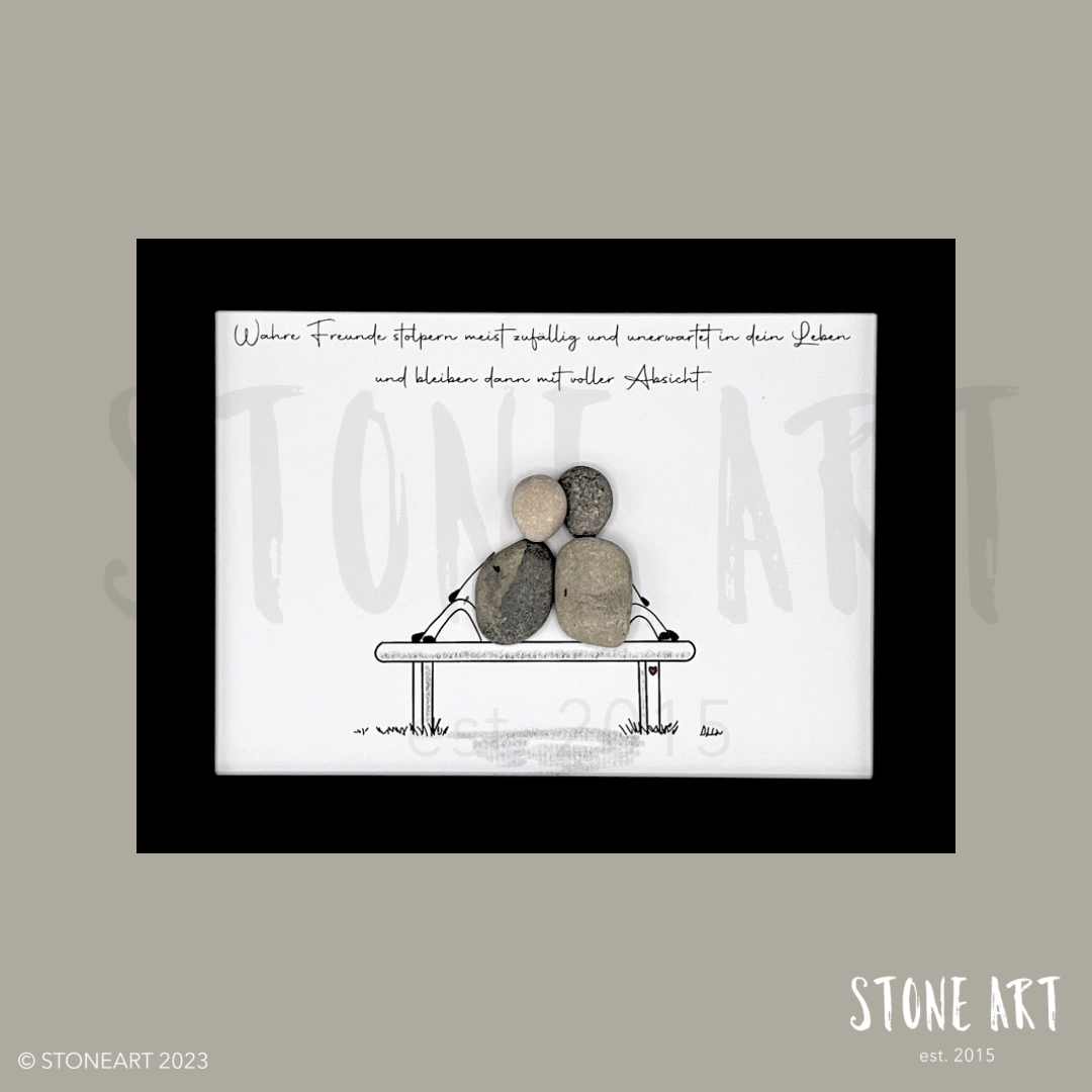 Handgefertigtes Steinbild mit zwei Kieselsteinfiguren auf einer Bank und dem Spruch ‚Wahre Freunde stolpern meist zufällig in dein Leben und bleiben dann für immer‘ – ideales Geschenk für beste Freund:innen.