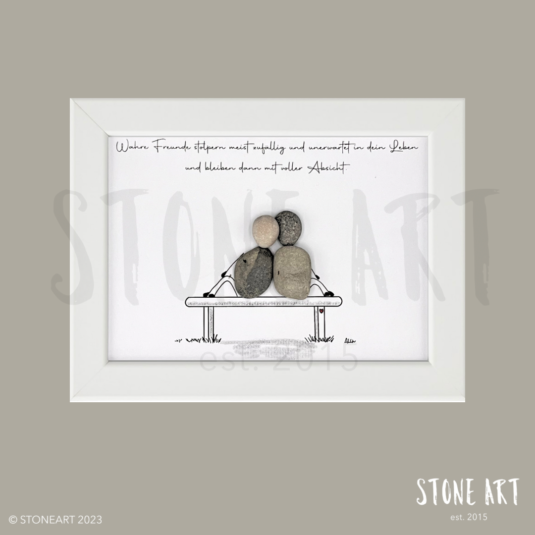 Handgefertigtes Steinbild mit zwei Kieselsteinfiguren auf Bank, Symbol für wahre Freundschaft, ideales Geschenk für beste Freundin, besten Freund oder Lieblingsmenschen zu Geburtstag, Weihnachten oder Valentinstag