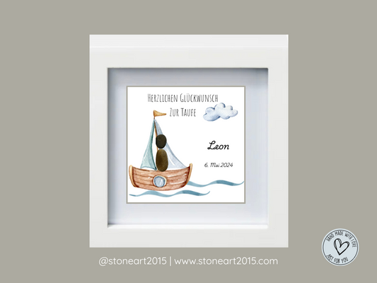 Handgemachtes Steinbild zur Taufe mit blauem Boot und Schriftzug Herzlichen Glückwunsch zur Taufe – Geschenk für Jungen