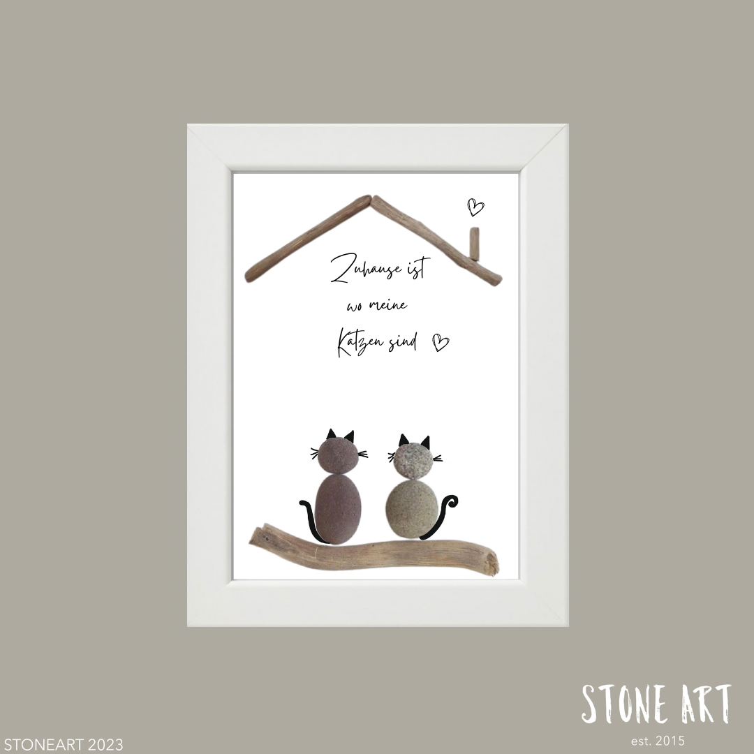 TIER10-Steinbild-Zuhause_ist_wo_meine_Katzen_sind. Ein Geschenk für Katzenbesitzer
Handgemachtes Steinbild mit zwei Katzen aus Kieselsteinen und dem Spruch ‚Zuhause ist, wo meine Katzen sind‘ auf natürlichem Hintergrund