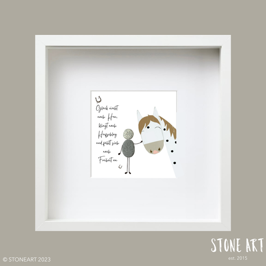 Handgemachtes Steinbild mit Spruch „Glück riecht nach Heu, klingt nach Hufschlag und fühlt sich nach Freiheit an“ – perfektes Geschenk für Pferdeliebhaber:innen.