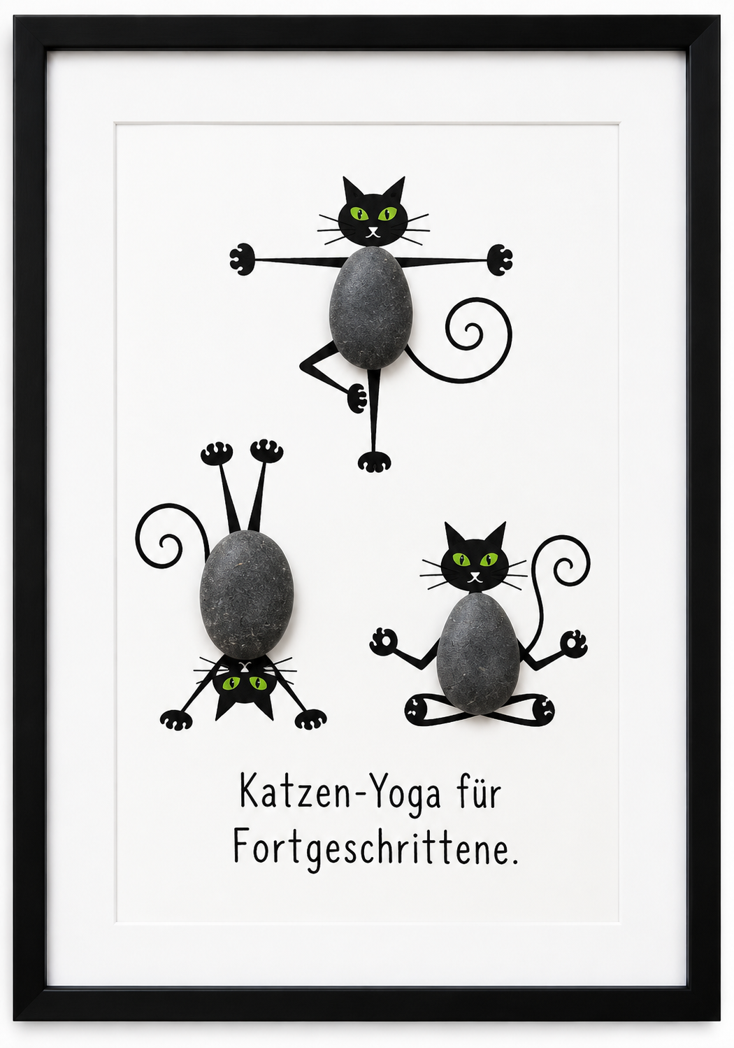 Kieselsteinbild drei Katzen in Yoga-Posen mit Spruch Katzen-Yoga für Fortgeschrittene – witziges Katzengeschenk, handgemachtes Steinbild