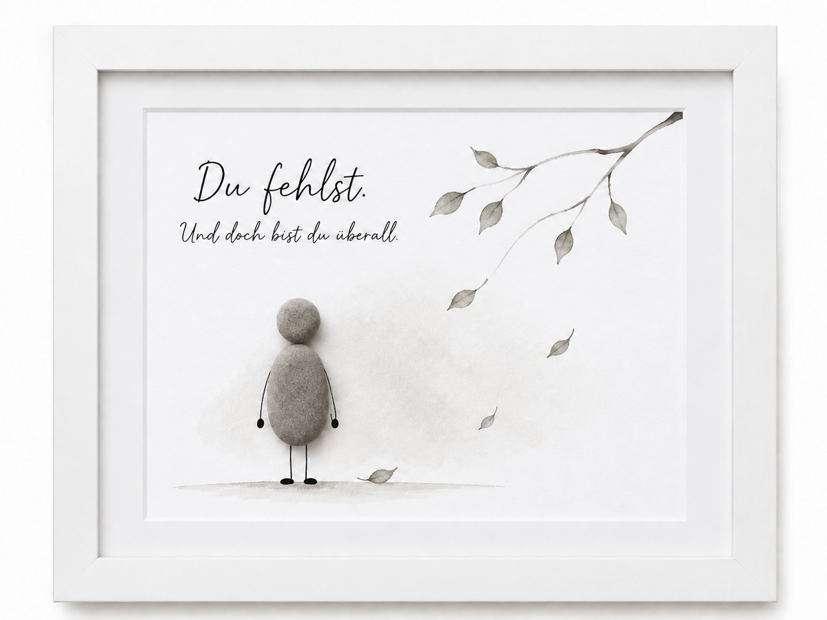 Kieselsteinbild Steinfigur unter fallenden Herbstblättern „Du fehlst. Und doch bist du überall.“ – Trauergeschenk, handgemachtes Steinbild
