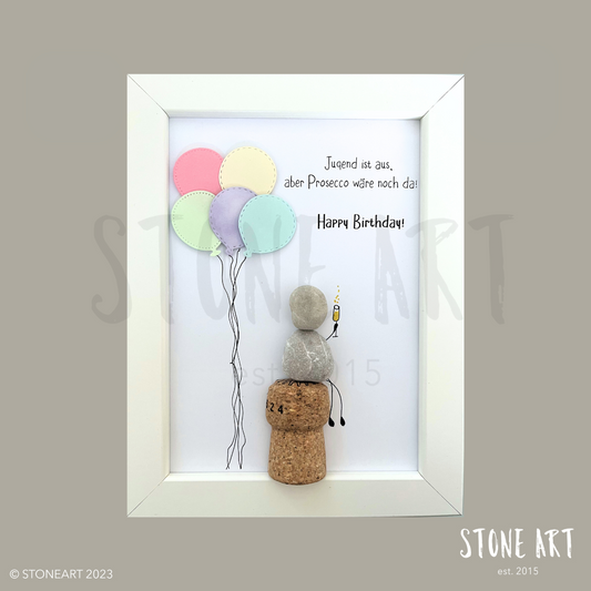 Handgefertigtes Steinbild mit dem Spruch „Jugend ist aus aber Prosecco wäre noch da - Happy Birthday ", liebevoll arrangiert aus Natursteinen im Bilderrahmen.