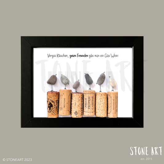 Witziges handgemachtes Steinbild – Geschenk für Weinfreunde mit Spruch: Vergiss Küsschen – guten Freunden gibt man ein Glas Wein