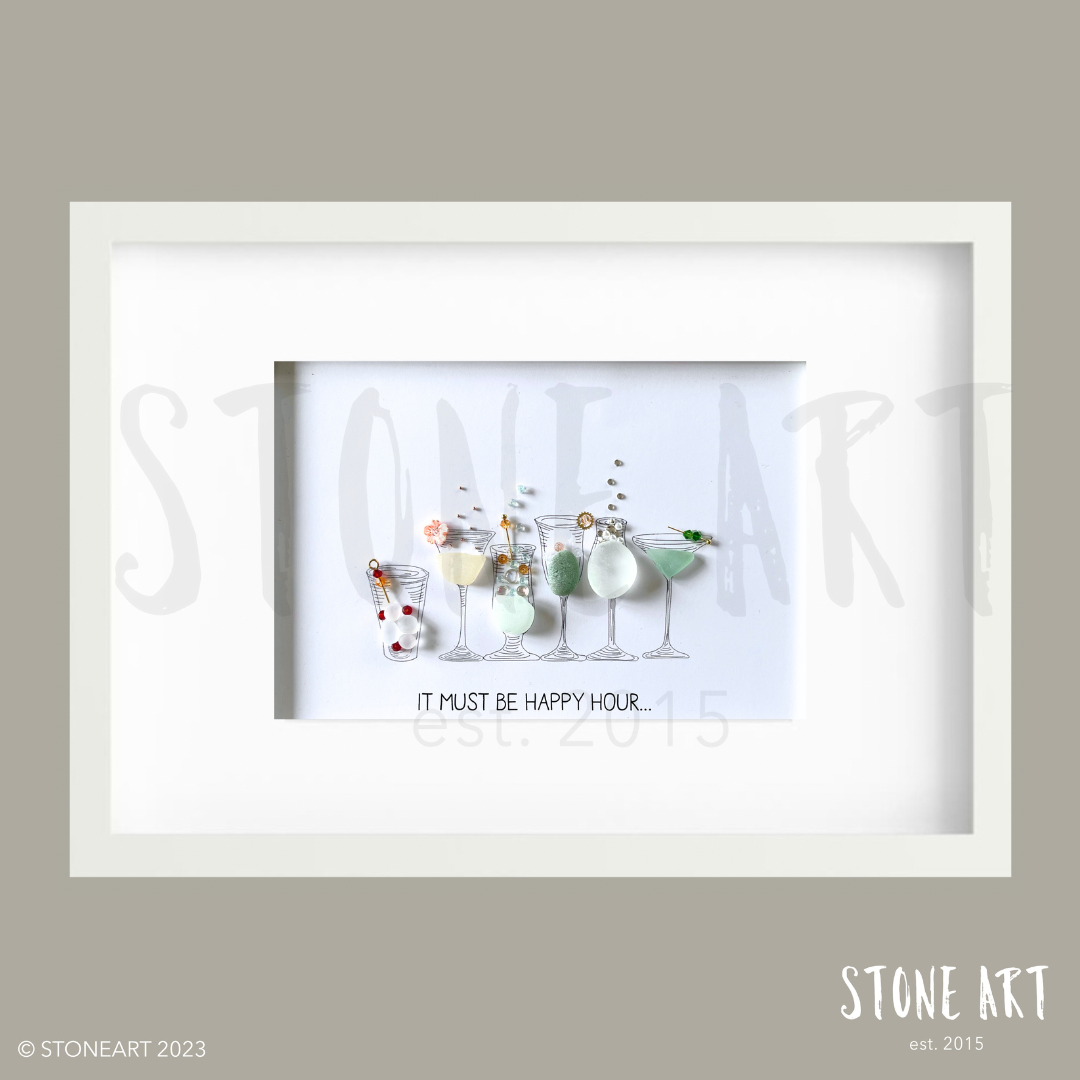 Handgefertigtes Steinbild mit dem Spruch „It must be Happy Hour“ – humorvolle Deko für Küche, Bar oder Wohnzimmer.