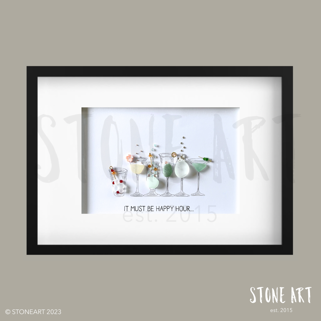 Handgefertigtes Steinbild mit dem Spruch „It must be Happy Hour“ – humorvolle Deko für Küche, Bar oder Wohnzimmer.