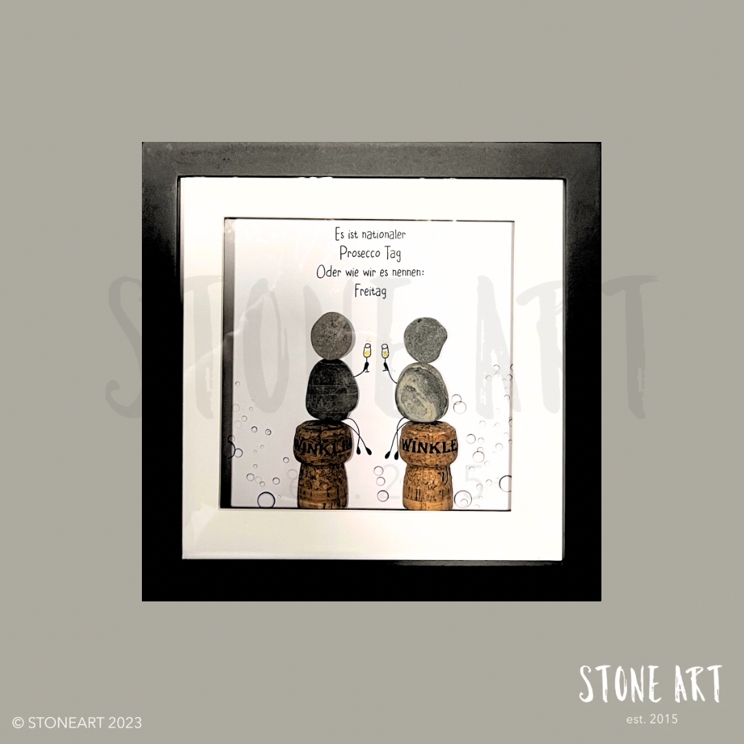 Ein gerahmtes Bild mit zwei Korken auf dem 2 Figuren sitzen und dem Text „Es ist nationaler Prosecco Tag oder wie wir es nennen: Freitag
Eine besondere Geschenkidee von Stoneart2015