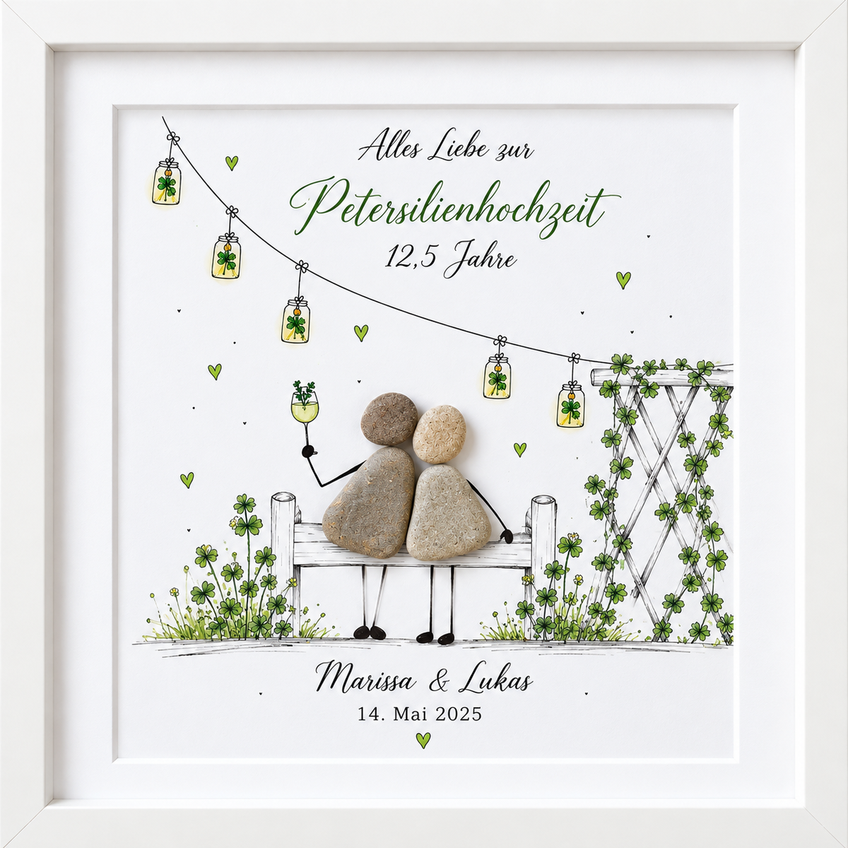 Kieselsteinbild Petersilienhochzeit Paar auf der Bank unter der Lichterkette mit Kleeblatt-Laternen „Alles Liebe zur Petersilienhochzeit – 12,5 Jahre“ – personalisierbares Geschenk zum 12,5. Hochzeitstag, handgemachtes Steinbild