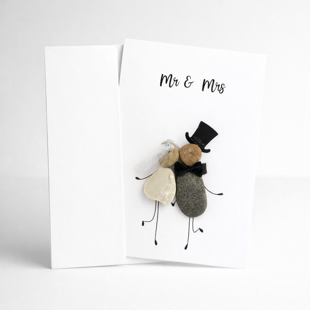 Handgemachte weiße Klappkarte mit Kieselstein-Brautpaar mit Zylinder und Schleier, Spruch „Mr & Mrs“ – Hochzeitskarte, Grußkarte mit Umschlag