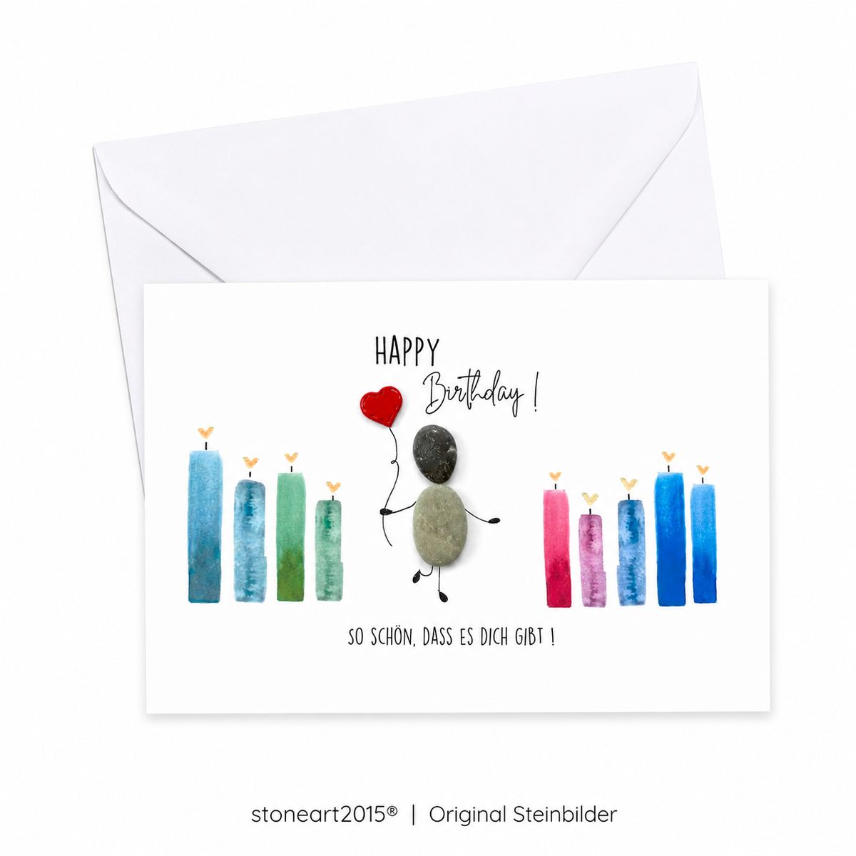 Handgemachte weiße Klappkarte im Querformat mit Kieselstein-Figur mit Herzballon zwischen bunten Aquarell-Kerzen, Schriftzug „Happy Birthday! So schön, dass es dich gibt!“ – Geburtstagskarte, Grußkarte mit Umschlag