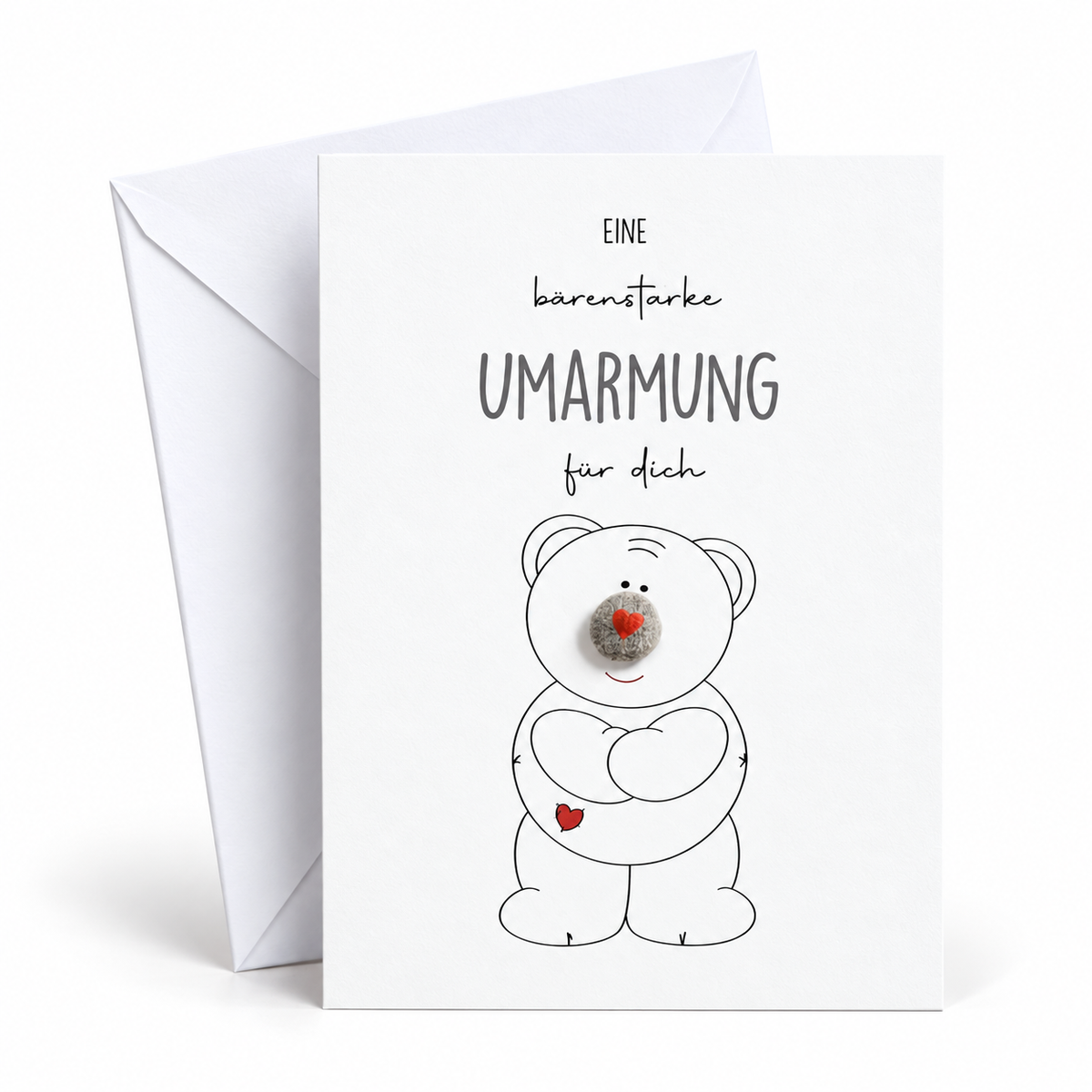 Handgemachte weiße Klappkarte mit Kieselstein-Nase und Bär mit Herz, Spruch „Eine bärenstarke Umarmung für dich“ – Karte zum Trösten und Aufmuntern, Grußkarte mit Umschlag
