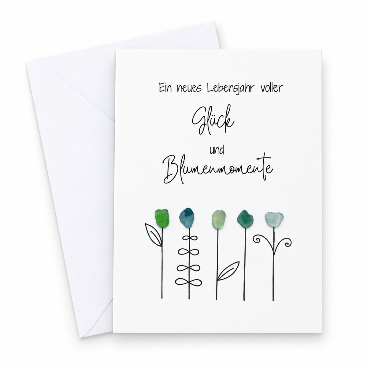 Handgemachte weiße Klappkarte mit fünf gezeichneten Blumen mit Blüten aus grünen und türkisfarbenen Steinen, Spruch „Ein neues Lebensjahr voller Glück und Blumenmomente“ – Geburtstagskarte, Grußkarte mit Umschlag