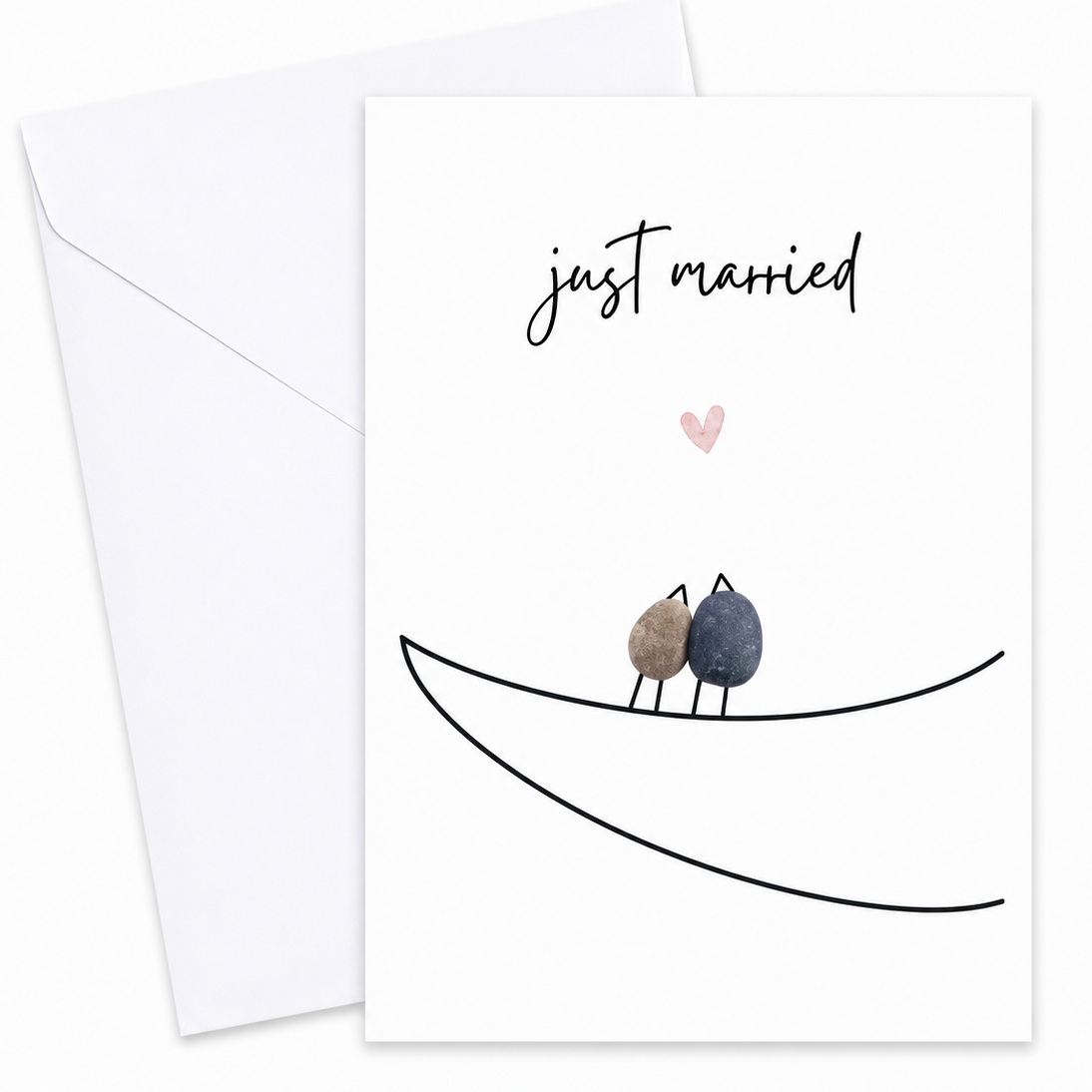 Handgemachte weiße Klappkarte mit zwei Kieselstein-Vögeln auf einer geschwungenen Linie und rosa Herz, Schriftzug „just married“ – Hochzeitskarte, Grußkarte mit Umschlag