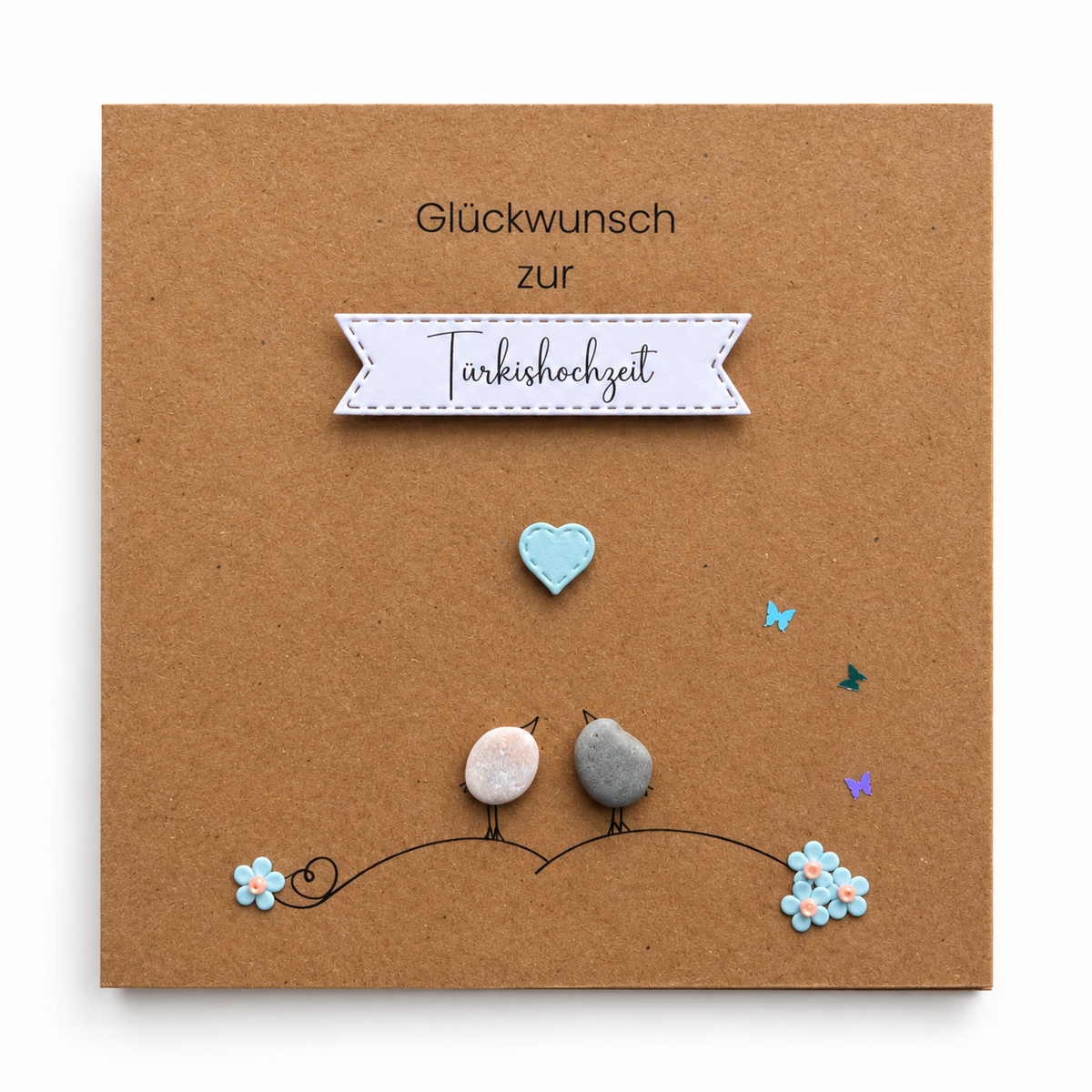 Handgemachte Kraftpapier-Klappkarte mit zwei Kieselstein-Vögeln, türkisfarbenem Herz, Blüten und Schmetterlingen, Banner „Glückwunsch zur Türkishochzeit“ – Karte zum 18. Hochzeitstag, Grußkarte