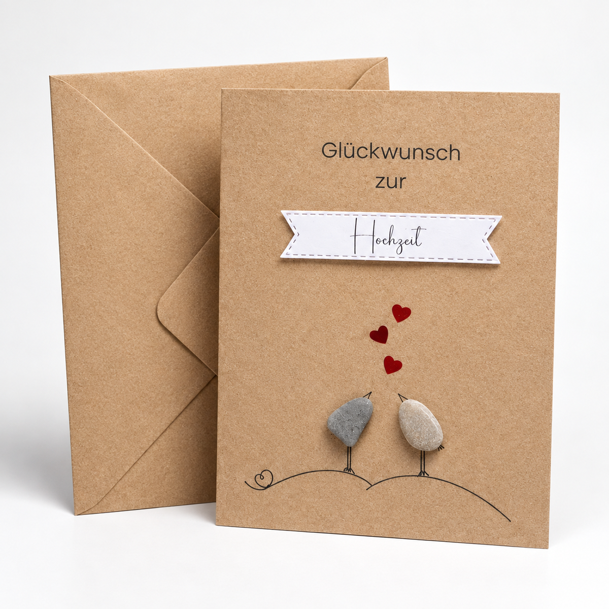Handgemachte Kraftpapier-Klappkarte mit zwei Kieselstein-Vögeln und roten Herzen, Banner „Glückwunsch zur Hochzeit“ – Hochzeitskarte, Grußkarte mit Umschlag