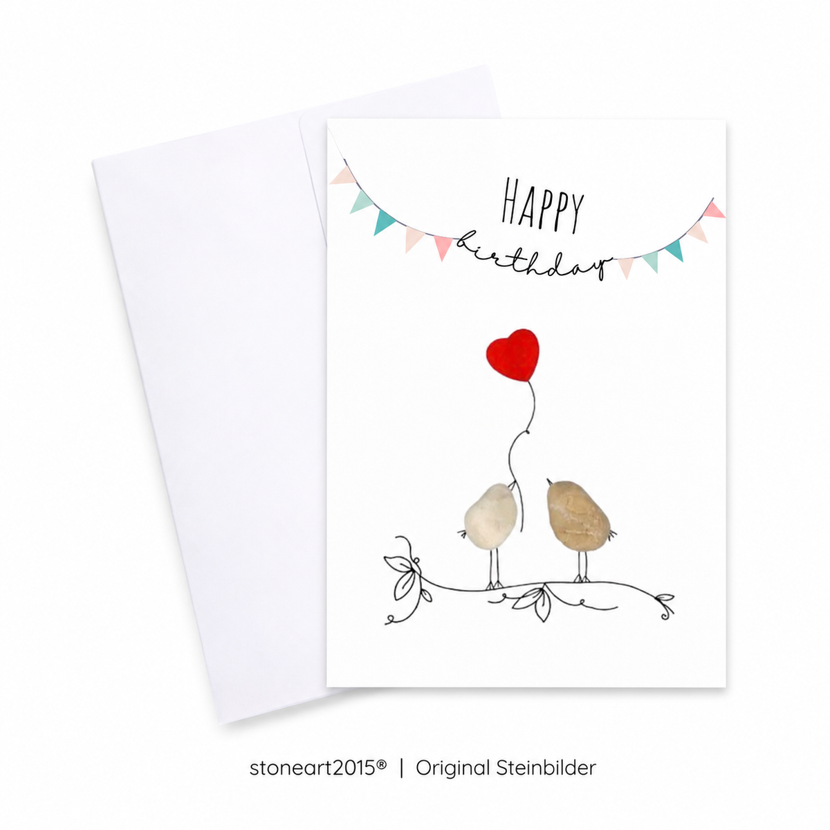 Handgemachte weiße Klappkarte mit zwei Kieselstein-Vögeln auf einem Zweig, Herzballon und bunter Wimpelkette, Schriftzug „Happy Birthday“ – Geburtstagskarte, Grußkarte mit Umschlag