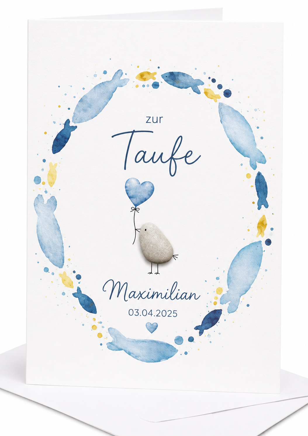 Handgemachte weiße Klappkarte mit Kieselstein-Vogel mit blauem Herzballon in einem Kranz aus Aquarell-Fischen, personalisiert mit Name und Datum, Schriftzug „zur Taufe“ – Taufkarte, Grußkarte mit Umschlag