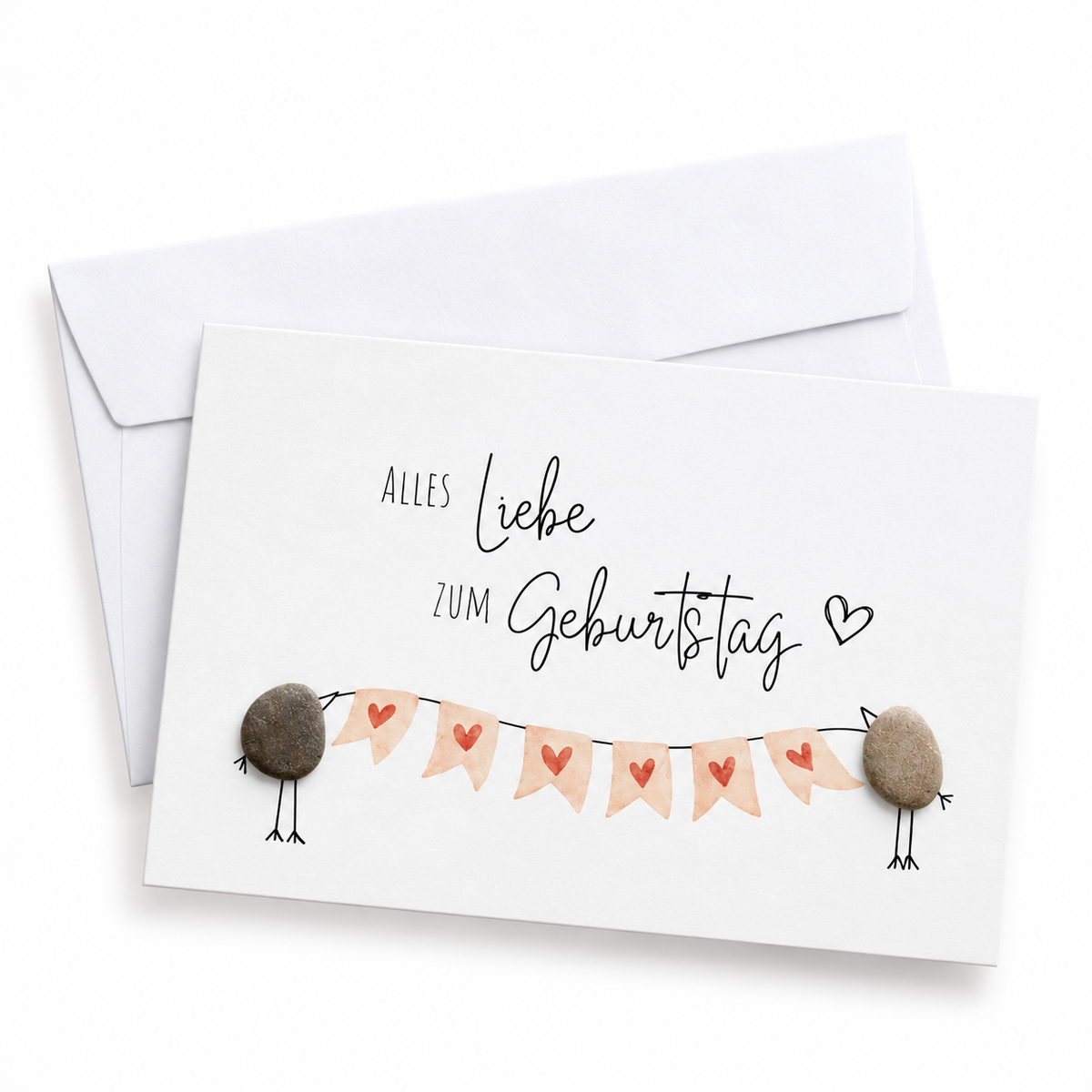 Handgemachte weiße Klappkarte mit zwei Kieselstein-Vögeln und Wimpelkette mit Herzen, Spruch „Alles Liebe zum Geburtstag“ – Geburtstagskarte, Grußkarte mit Umschlag
