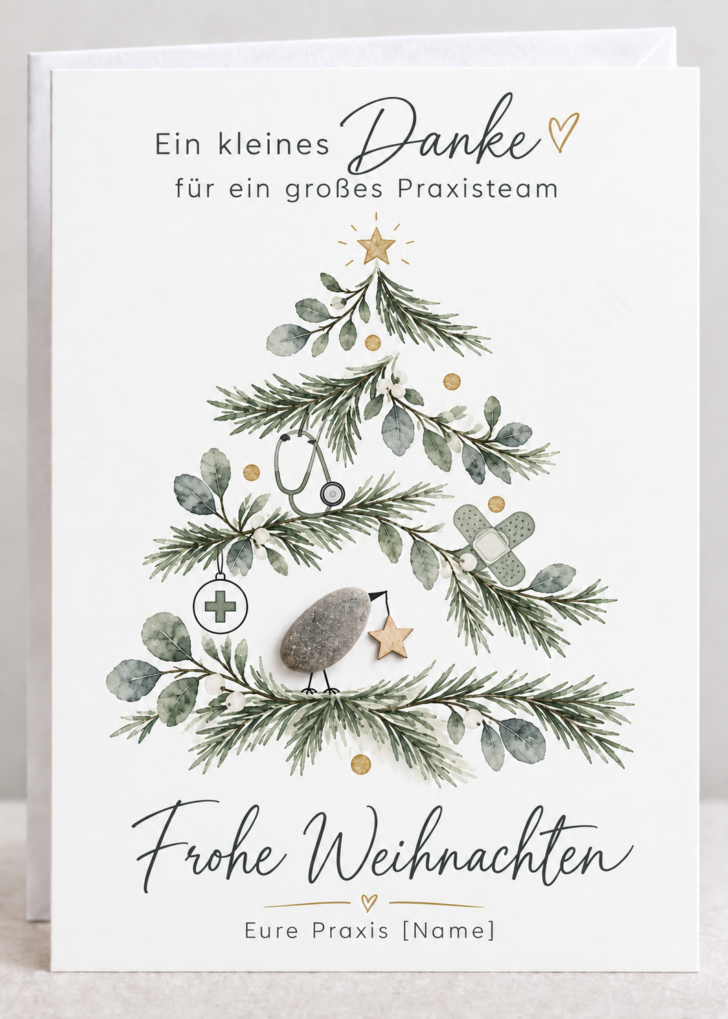Handgemachte weiße Klappkarte mit Kieselstein-Vogel und Holzstern im Tannenzweig-Weihnachtsbaum mit Stethoskop und Pflaster, Spruch „Ein kleines Danke für ein großes Praxisteam“ – Weihnachtskarte für die Arztpraxis, Grußkarte mit Umschlag