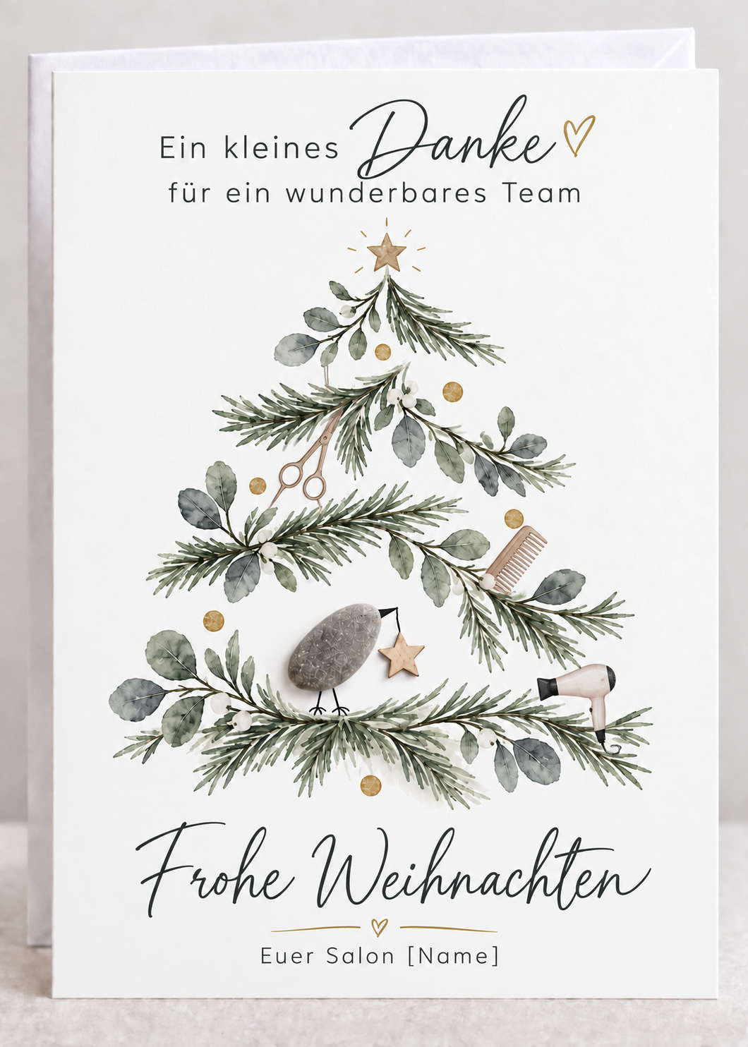 Handgemachte weiße Klappkarte mit Kieselstein-Vogel und Holzstern im Tannenzweig-Weihnachtsbaum mit Schere, Kamm und Föhn, Spruch „Ein kleines Danke für ein wunderbares Team“ – Weihnachtskarte für den Friseursalon, Grußkarte mit Umschlag