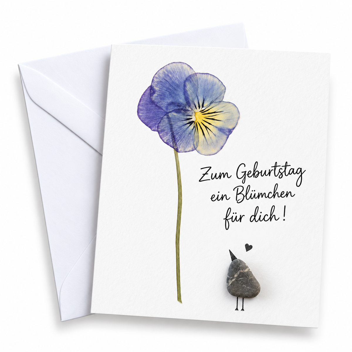Handgemachte weiße Klappkarte mit Kieselstein-Vogel und aufgedrucktem Stiefmütterchen, Spruch „Zum Geburtstag ein Blümchen für dich!“ – Geburtstagskarte, Grußkarte mit Umschlag