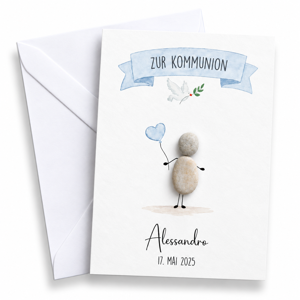Handgemachte weiße Klappkarte mit Kieselstein-Figur und blauem Herzballon, Taube und Banner „Zur Kommunion“, personalisiert mit Name und Datum – Kommunionskarte für Jungen, Grußkarte mit Umschlag