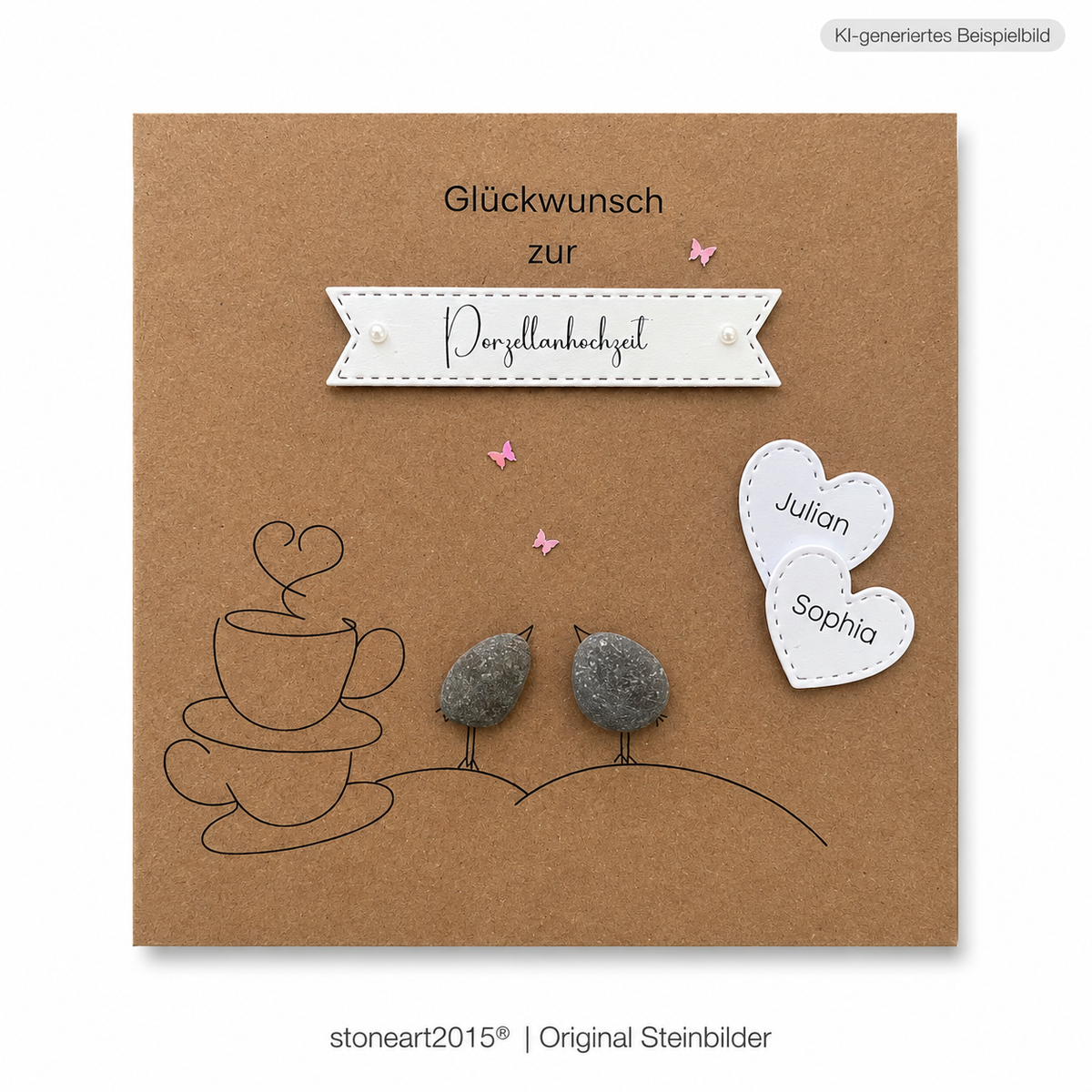 Handgemachte Kraftpapier-Klappkarte mit zwei Kieselstein-Vögeln, Porzellantassen, rosa Schmetterlingen und Namensherzen, Banner „Glückwunsch zur Porzellanhochzeit“ – Karte zum 20. Hochzeitstag, personalisiert mit Namen